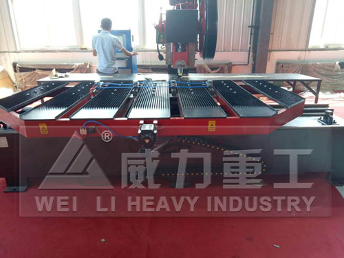 客戶使用公司生產的深喉沖床在加工中