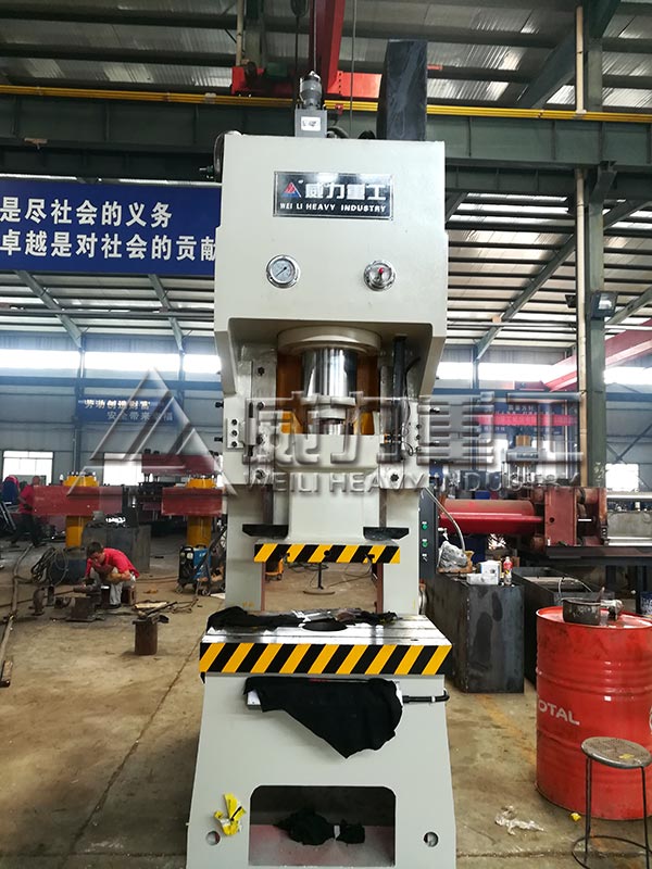 100噸氣動(dòng)沖床車(chē)間