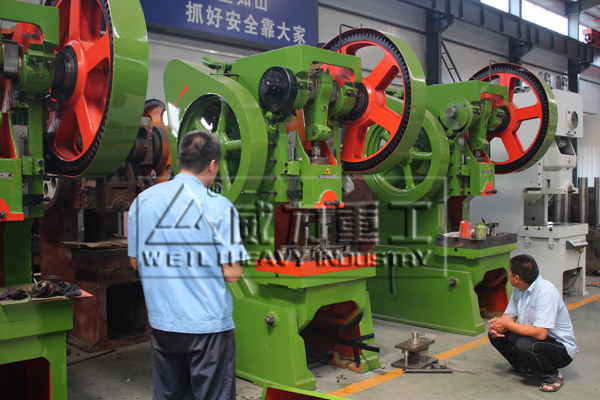 山東威力重工沖床加工車間