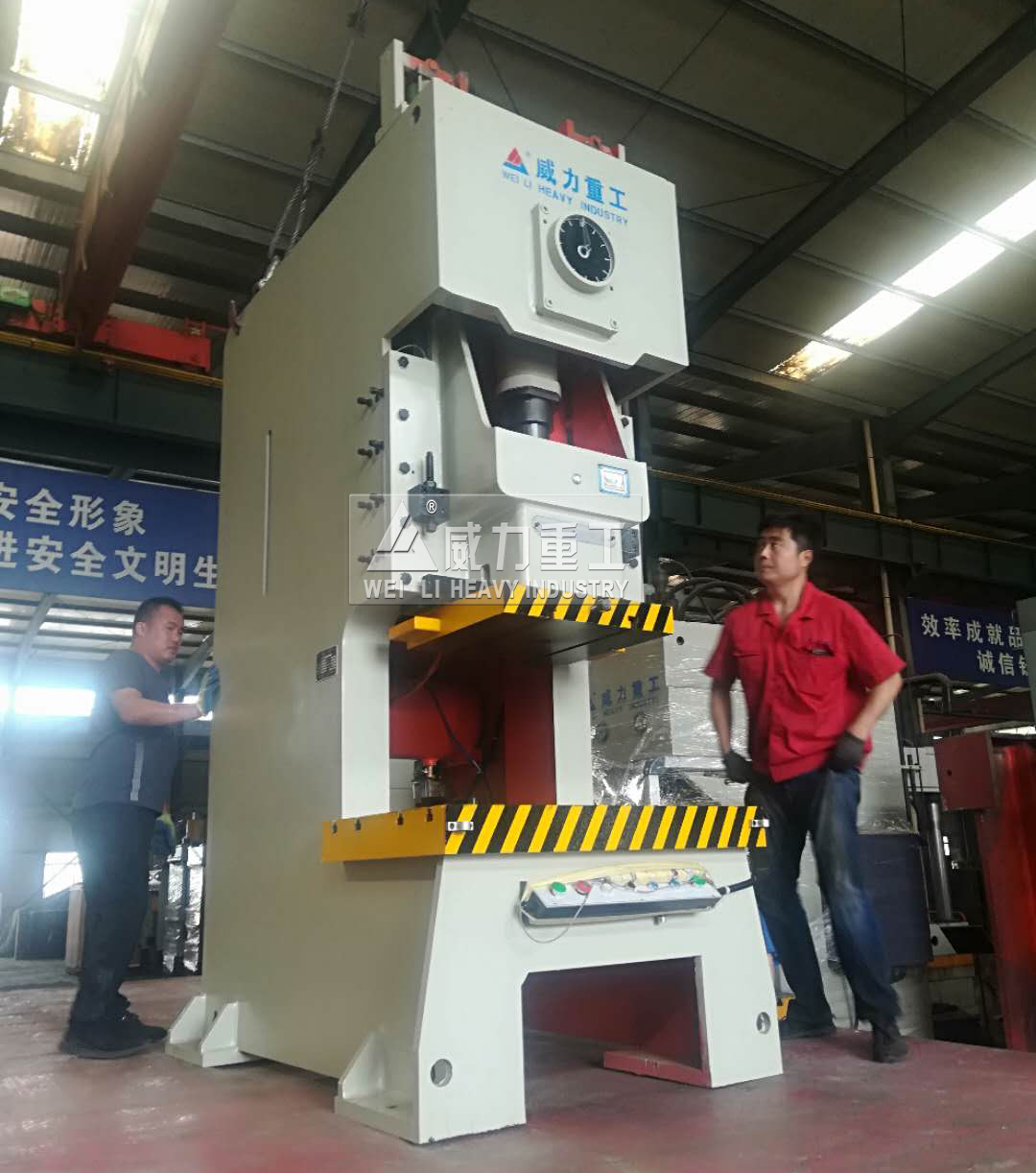 物流部吊裝250噸氣動(dòng)沖床